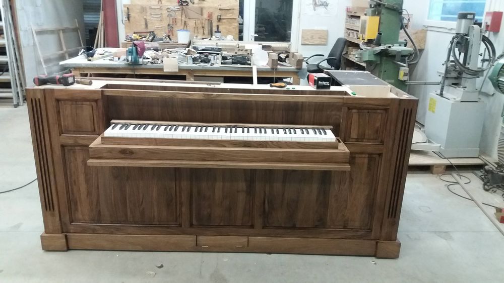 Création d’un piano décoratif en bois.